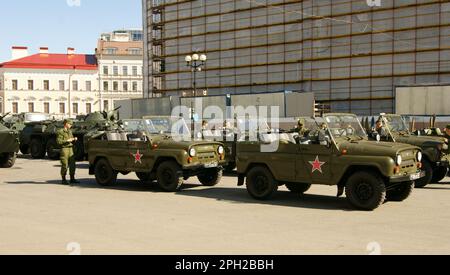 Les véhicules militaires russes et le personnel se préparant à une parade sur la place du Palais, à St. Petersbourg, Russie Banque D'Images