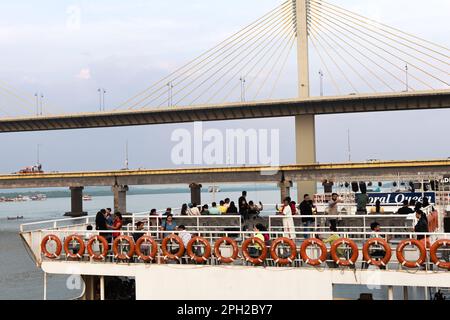 Panaji Goa Inde oct 22 2022: Croisière au coucher du soleil vue du pont Atal Setu et des activités dans la rivière Mandovi y compris les casinos de la rivière à Goa Banque D'Images