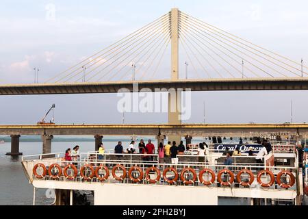 Panaji Goa Inde oct 22 2022: Croisière au coucher du soleil vue du pont Atal Setu et des activités dans la rivière Mandovi y compris les casinos de la rivière à Goa Banque D'Images