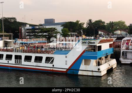 Panaji Goa Inde oct 22 2022: Croisière au coucher du soleil vue du pont Atal Setu et des activités dans la rivière Mandovi y compris les casinos de la rivière à Goa Banque D'Images