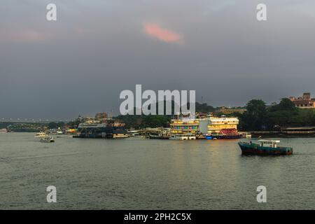Panaji Goa Inde oct 22 2022: Croisière au coucher du soleil vue du pont Atal Setu et des activités dans la rivière Mandovi y compris les casinos de la rivière à Goa Banque D'Images