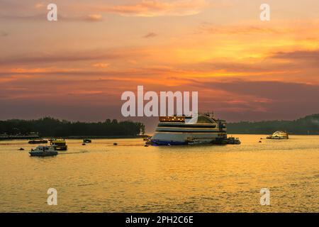 Panaji Goa Inde oct 22 2022: Croisière au coucher du soleil vue du pont Atal Setu et des activités dans la rivière Mandovi y compris les casinos de la rivière à Goa Banque D'Images