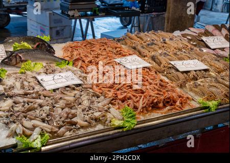 Venise, Italie - 23 février 2023 : poisson frais exposé au marché aux poissons du Rialto à Venise, Italie. Banque D'Images