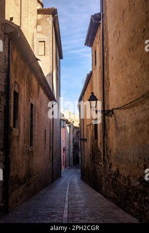 Voyager à travers Gérone vous permet d'imaginer un temps dans le passé où les rues étroites et les passages étaient juste un mode de vie. Recommander ce site. Banque D'Images