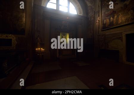 Christ crucifié dans un cas d'exposition illuminé sur un autel en transept de l'ancien dôme de Brescia Banque D'Images