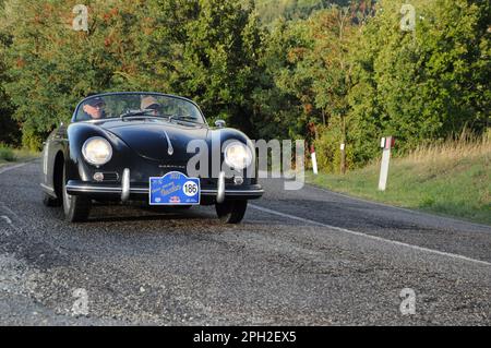 saint-marin , saint-marin - sett. 16 - 2022 : PORSCHE CARRERERA PRÉ Un SPEEDSTER 1955 en coppa nuvolari vieille voiture de course Banque D'Images