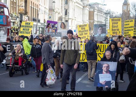 Londres, Royaume-Uni. 25th mars 2023. Des centaines de personnes ont défilé à Whitehall, affirmant que le COVID-19 était un canular perpétué par les grandes entreprises et que les vaccins ne devraient pas être obligatoires. Ils ont également exigé la justice et ont appelé à ce que des individus comme Matt Hancock soient tenus pour responsables devant les tribunaux. Credit: Sinai Noor/Alay Live News Banque D'Images