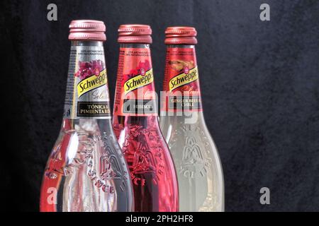 Koszalin, Pologne, 25 mars 2023. Bouteille en verre Schweppes sur fond abstrait. Logo Schweppes. Photo de bouteilles aux saveurs différentes de Schwepp Banque D'Images