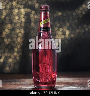 Koszalin, Pologne, 25 mars 2023. Bouteille en verre Schweppes sur fond abstrait. Logo Schweppes. Photo de bouteilles aux saveurs différentes de Schwepp Banque D'Images