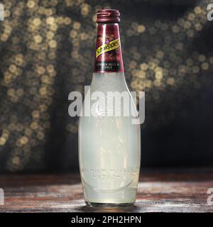 Koszalin, Pologne, 25 mars 2023. Bouteille en verre Schweppes sur fond abstrait. Logo Schweppes. Photo de bouteilles aux saveurs différentes de Schwepp Banque D'Images