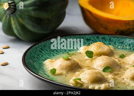 Courge d'hiver cuite et raviolis au fromage. Prise de vue macro. Banque D'Images