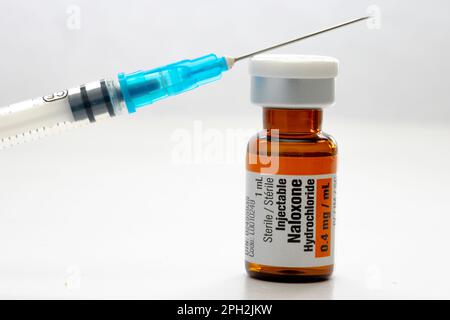 Calgary, Alberta, Canada. 25 mars 2023.Un flacon de naloxone avec une photo du stock de seringues Banque D'Images