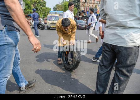 Kolkata, Inde. 25th mars 2023. Un manifestant tente de brûler un pneu pendant la démonstration. Les travailleurs du Parti du Congrès national indien ont organisé des manifestations contre la disqualification de l'adhésion du député du Congrès Rahul Gandhi au Parlement dans tout le Bengale occidental, en Inde. Crédit : SOPA Images Limited/Alamy Live News Banque D'Images