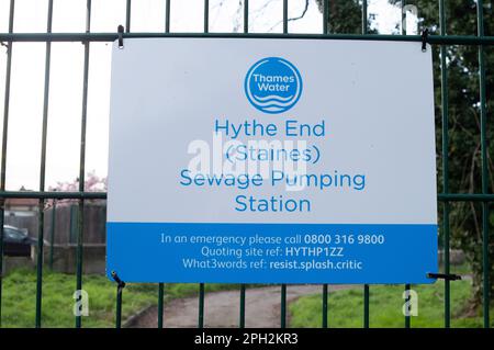 Hythe End, Royaume-Uni. 25th mars 2023. Station de pompage des eaux usées Thames Water Hythe End (Staines). Le Comité de l'industrie et des régulateurs a effectué une enquête sur la réglementation de l'industrie de l'eau. L'une des conclusions est que « l'Ofwat et l'Agence pour l'environnement doivent aller plus loin pour demander aux compagnies d'eau de tenir compte de la pollution environnementale par des sanctions et des poursuites ». Les environnementalistes demandent au gouvernement de cesser de permettre aux compagnies d'eau de faire des déversements de tempête dans les rivières. Crédit : Maureen McLean/Alay Banque D'Images