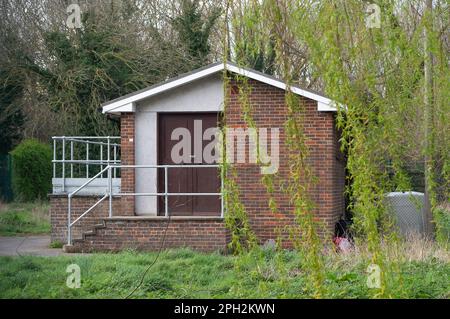 Hythe End, Royaume-Uni. 25th mars 2023. Station de pompage des eaux usées Thames Water Hythe End (Staines). Le Comité de l'industrie et des régulateurs a effectué une enquête sur la réglementation de l'industrie de l'eau. L'une des conclusions est que « l'Ofwat et l'Agence pour l'environnement doivent aller plus loin pour demander aux compagnies d'eau de tenir compte de la pollution environnementale par des sanctions et des poursuites ». Les environnementalistes demandent au gouvernement de cesser de permettre aux compagnies d'eau de faire des déversements de tempête dans les rivières. Crédit : Maureen McLean/Alay Banque D'Images