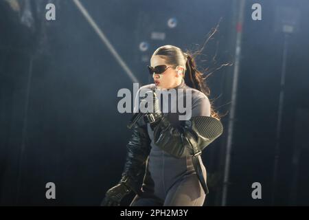 Bogota, Colombie. 24th mars 2023. La chanteuse espagnole Rosalia se produit au deuxième jour du festival de musique Estéréo Picnic, le 24 mars 2023.(photo de Daniel Garzon Herazo/NurPhoto)0 crédit: NurPhoto SRL/Alay Live News Banque D'Images