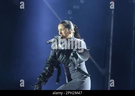 Bogota, Colombie. 24th mars 2023. La chanteuse espagnole Rosalia se produit au deuxième jour du festival de musique Estéréo Picnic, le 24 mars 2023.(photo de Daniel Garzon Herazo/NurPhoto) Credit: NurPhoto SRL/Alay Live News Banque D'Images