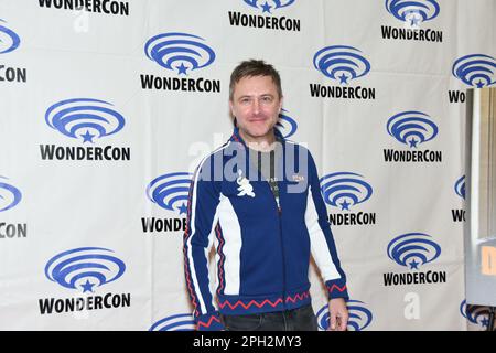 Chris Hardwick arrive au Walking Dead: Dead City Photocall au WonderCon Day 2 2023 au centre de congrès d'Anaheim sur 25 mars 2023 Banque D'Images