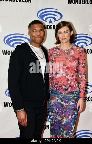 Lauren Cohan et Gauis Charles arrivent au Walking Dead: Dead City Photocall au WonderCon Day 2 2023 au centre de congrès d'Anaheim sur 25 mars Banque D'Images