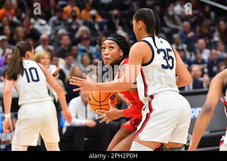 Seattle, WA, États-Unis. 25th mars 2023. Ohio State Buckees Forward Cotie McMahon (32) cherche le panier pendant la première moitié du match de basket-ball séminal NCAA pour femmes entre les Ohio State Buckees et l'Université du Connecticut Huskies à Climate gage Arena à Seattle, WA. Steve Faber/CSM/Alamy Live News Banque D'Images