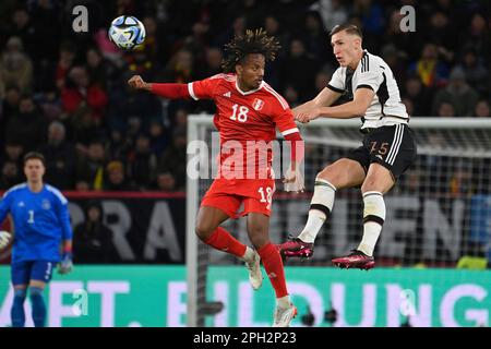 Mayence, Allemagne. 25th mars 2023. Nico SCHLOTTERBECK (GER) action, duels contre André CARILLO (PER). Soccer Laenderspiel Allemagne (GER) - Pérou sur 25.03.2023, MEWA Arena Mainz? Credit: dpa/Alay Live News Banque D'Images