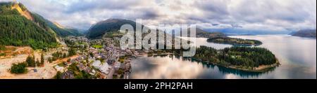 Paysage de montagne pittoresque autour de Queenstown ville centre-ville sur le lac Wakatipu en Nouvelle-Zélande - panorama aérien. Banque D'Images