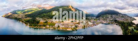 Pittoresque montagne au bord de l'eau des hôtels et des rues dans la ville de Queenstown en Nouvelle-Zélande sur le lac Wakatipu - panorama aérien. Banque D'Images