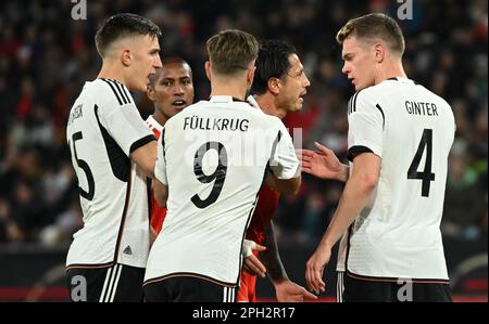 Mayence, Allemagne. 25th mars 2023. Football: International, Allemagne - Pérou, Mewa Arena. Nico Schlotterbeck (l-r), Niclas Füllkrug et Matthias Ginter en Allemagne sont en accord avec Pedro Aquino (2nd de gauche) et Gianluca Lapadula. Credit: Arne Dedert/dpa/Alay Live News Banque D'Images