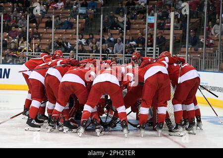 Manchester, New Hampshire, États-Unis. 25th mars 2023. Le caucus de Cornell Big Red avant le début de la NCAA DI Men Ice Hockey Manchester Regionals contre les Boston University Eagles à Manchester, New Hampshire. Eric Canha/CSM/Alamy Live News Banque D'Images