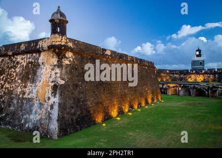 Sentry Box (garita), remparts et phare, Château de San Felipe del Morro, site historique national de San Juan, Vieux San Juan, Porto Rico Banque D'Images