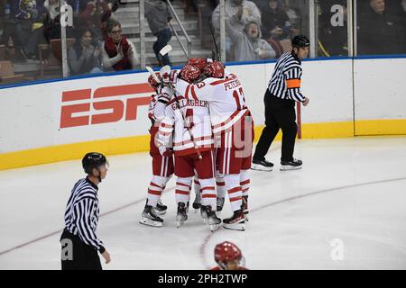 Manchester, New Hampshire, États-Unis. 25th mars 2023. Les Eagles de l'université de Boston célèbrent un but contre le Cornell Big Red pendant la deuxième période des régals de Manchester de hockey sur glace DI de NCAA à Manchester, New Hampshire. Eric Canha/CSM/Alamy Live News Banque D'Images