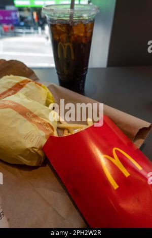 Restaurant McDonald's, Times Square, New York, États-Unis 2023 Banque D'Images