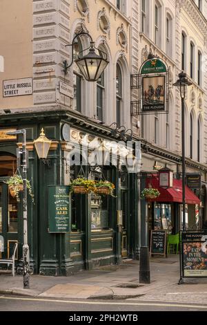 Le Plough est un pub d'angle victorien qui a été construit en 1855. La maison publique classée de catégorie II et sept maisons mitoyennes attenantes sont au coin de Banque D'Images