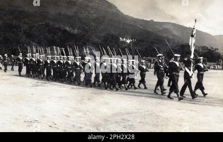 L'équipage du HMS Carlisle marche en parade avec les Kings Colors à Simonstown, Afrique du Sud, mai 1933. Banque D'Images