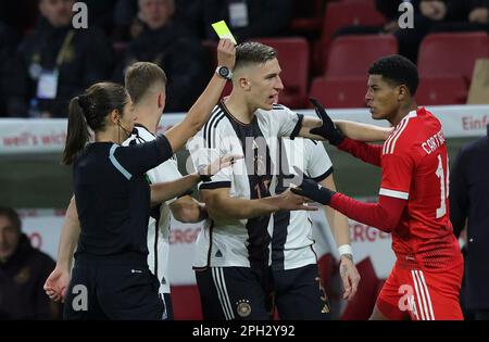 Mayence, Allemagne. 25th mars 2023. Firo: 03/25/2023, football, football: Équipe nationale du DFB, jeu de pays hommes, hommes, GER, Allemagne - Pérou carte jaune de l'arbitre Maria Sole Caputi (ITA) pour Wilder Cartagena après un match de fouou sur Mario Gotze, crédit: dpa/Alay Live News Banque D'Images