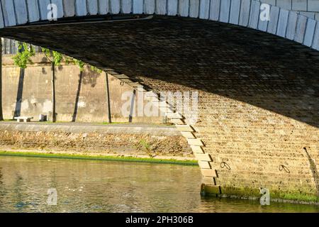 Cette photo de paysage a été prise, en Europe, en France, en ile de France, à Paris, sur les bords de Seine, en été. Nous voyons le Pont Louis-Philippe Banque D'Images