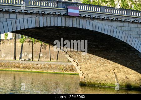 Cette photo de paysage a été prise, en Europe, en France, en ile de France, à Paris, sur les bords de Seine, en été. Nous voyons le Pont Louis-Philippe Banque D'Images