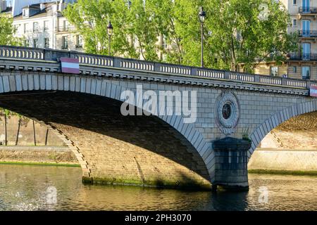 Cette photo de paysage a été prise, en Europe, en France, en ile de France, à Paris, sur les bords de Seine, en été. Nous voyons le Pont Louis-Philippe Banque D'Images