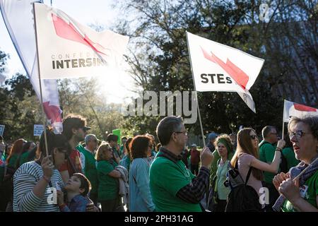 Madrid, Espagne. 25th mars 2023. Lors d’une manifestation dans les rues de Madrid, les gens sont flaqués, exigeant plus de soutien et moins de coupes dans l’éducation publique à Madrid. Crédit : SOPA Images Limited/Alamy Live News Banque D'Images