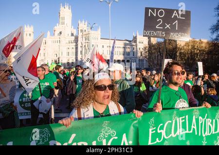 Madrid, Espagne. 25th mars 2023. Les gens tiennent une bannière lors d’une manifestation dans les rues de Madrid, exigeant plus de soutien et moins de coupes dans l’éducation publique à Madrid. Crédit : SOPA Images Limited/Alamy Live News Banque D'Images