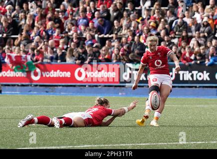 Cardiff, Royaume-Uni. 25th mars 2023. Keira Bevan (pays de Galles) prend la conversion pendant le tournoi de rugby de Tak Tok six Nations Wales / Irlande à BT Cardiff Arms Park Cardiff Royaume-Uni sur 25 mars 2023 Alamy Live News dernière note 31- 5 Credit: Graham Glendinning / GlennSports/Alamy Live News Banque D'Images