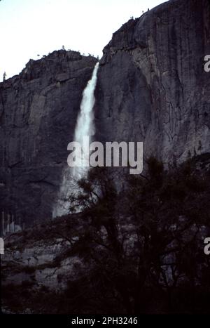 Parc national de Yosemite, Californie, États-Unis 1985. Vue panoramique sur la vallée de Yosemite depuis le tunnel montrant El Capitan, demi-dôme, chutes de Bridalveil. Banque D'Images