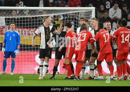 Mayence, Allemagne. 25th mars 2023. Refereein Maria Sole CAPUTI règle les différends, la formation de paquet. Soccer Laenderspiel Allemagne (GER) - Pérou 2-0 sur 25 mars 2023, MEWA Arena Mayence? Credit: dpa/Alay Live News Banque D'Images