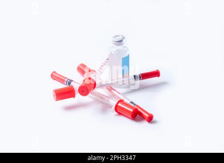 Flacons en verre médical et seringue pour la vaccination. Banque D'Images