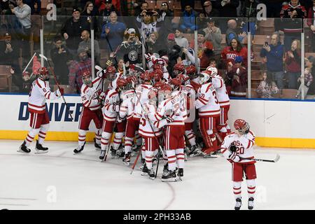 Manchester, New Hampshire, États-Unis. 25th mars 2023. Les Eagles de l'université de Boston célèbrent la défaite du Cornell Big Red aux régals de Manchester de Manchester de la NCAA DI Men Ice Hockey. Eric Canha/CSM/Alamy Live News Banque D'Images