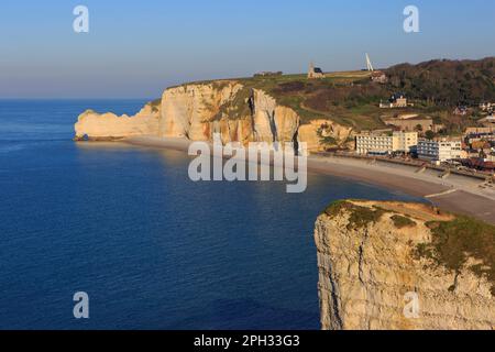 La porte d'Amont (falaise d'Amont) à Etretat (Seine-Maritime), Normandie, France Banque D'Images