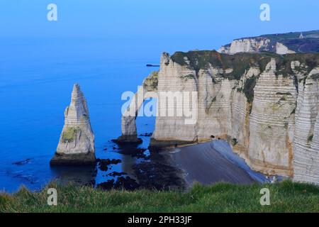 La porte d'aval (arche) et la formation pointée connue sous le nom d'aiguille (l'aiguille) à Etretat (Seine-Maritime) en Normandie, en France Banque D'Images