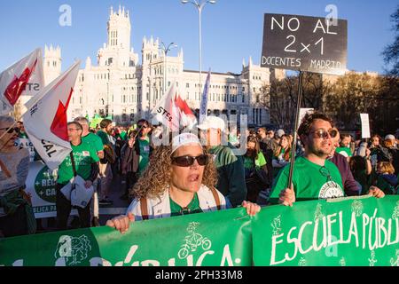 Madrid, Espagne. 25th mars 2023. Les gens tiennent une bannière lors d’une manifestation dans les rues de Madrid, exigeant plus de soutien et moins de coupes dans l’éducation publique à Madrid. (Photo par Luis Soto/SOPA Images/Sipa USA) crédit: SIPA USA/Alay Live News Banque D'Images