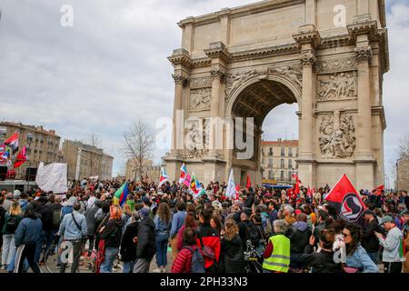 Marseille, France. 25th mars 2023. Les manifestants se préparent à marcher dans les rues de Marseille. Environ 1 000 personnes se sont rassemblées autour de la porte d'Aix à Marseille, répondant à l'appel de plusieurs collectifs pour la défense des migrants sans papiers, puis ont défilé pour protester contre la future loi sur l'immigration. (Photo de Denis Taust/SOPA Images/Sipa USA) crédit: SIPA USA/Alay Live News Banque D'Images