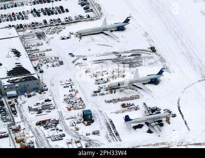 Concentrateur de fret aérien Everts à l'aéroport d'Anchorage. Avions MD-83 et DC-6 d'Everts Air Cargo, une compagnie aérienne de fret avec des avions classiques en Alaska en hiver. Banque D'Images